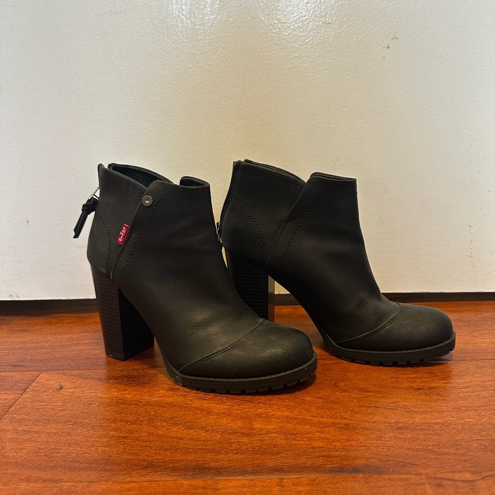 Levi's Sleek Black Ankle Booties